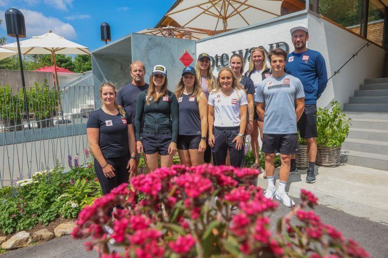 Gruppenfoto vor dem Domizil der Speeddamen, die sich in Zug im Gourmethotel Rote Wand richtig wohl fühlten, v. l.: Physiotherapeutin Stefanie Gangl, Trainer Christian Huber, Christine Ager, Christine Scheyer, Nina Ortlieb, Vanessa Nussbaumer, Michelle Niederwieser, Ariane Rädler, Trainer Julian Kienreich sowie Christoph Alster, Trainer und Leiter der Gruppe West. <span class="copyright">Steurer</span>