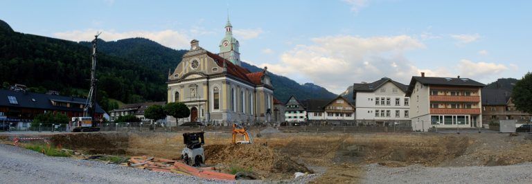 Die Baugrube im Bezauer Zentrum markiert den Beginn einer umfassenden Veränderung. <span class="copyright">STP/7</span>