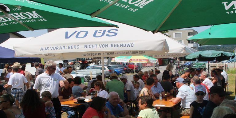 Beim Neustart nach mehrjähriger Pause fand der Hohenweiler Schützensonntag anstatt unter schattigen Hochstammbäumen unter bunten Sonnenschirmen statt.