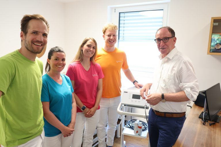 Vier der fünf Allgemeinärzte (v.l.: König, Tonko, Kreuzer, Grabher) führten den Gesundheitsminister durch Vorarlbergs erste Primärversorgungseinheit. <span class="copyright">VN/Hartinger</span>