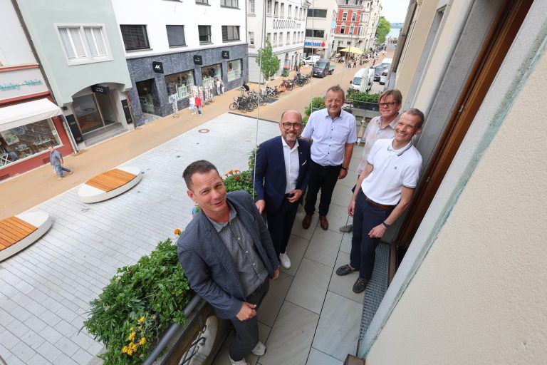 Stadtmarketing-Geschäftsführer Robert Salant, Bürgermeister Michael Ritsch, Bauamtsleiter Bernhard Fink, Architekt Peter Wimmer und Stadtarchivar Thomas Klagian.