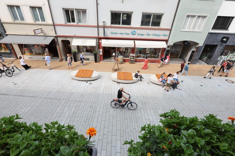 Bei der Gestaltung des Platzes vor dem Rathaus haben die Architekten Wimmer-Armellini die Rathausfassade sinnbildlich umgeklappt. „Wir haben die Fassade in der Bodenfläche noch einmal nachgezeichnet“, erläutert Peter Wimmer. Die schmaleren Pflastersteine befinden sich in einer Flucht zu den Fenstern.