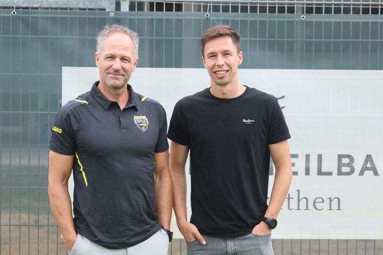 Sportdirektor Roland Kirchler mit Pressesprecher Manuel Willam. <span class="copyright">Hartinger</span>