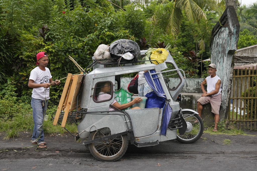 Tausende flüchten vor Vulkan Mayon