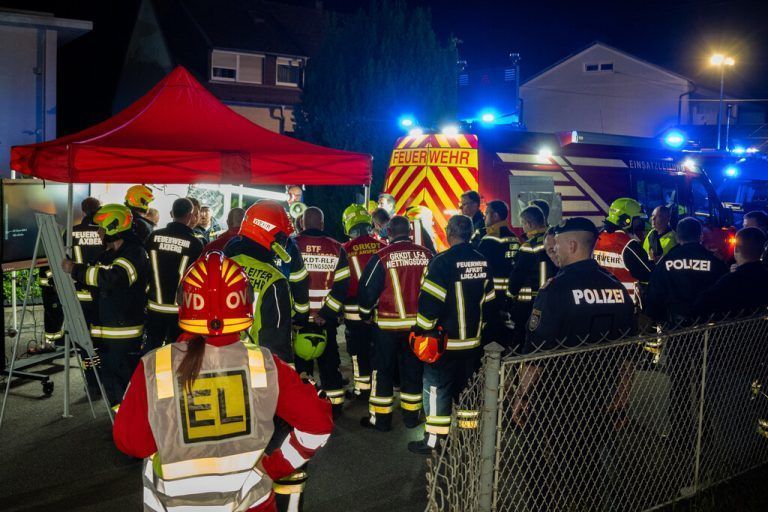 130 Einsatzkräfte von 13 Feuerwehren seien ständig im Einsatz. APA