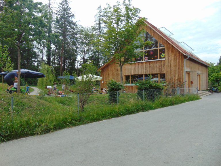 Das Kinderhaus liegt idyllisch am Gelände der Firmengruppe. <span class="copyright">vn</span>