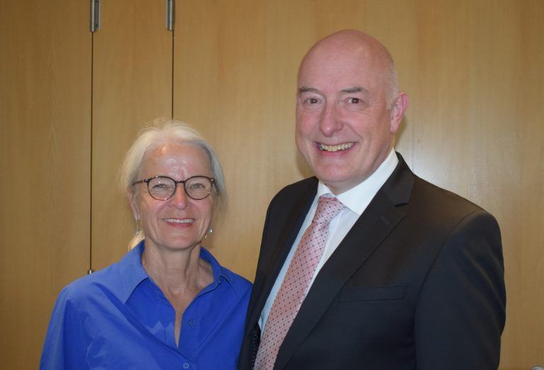 Direktor Ariel Lang und VWA-Koordinatorin Susanne Greber-Germann führten durch den abend.. 