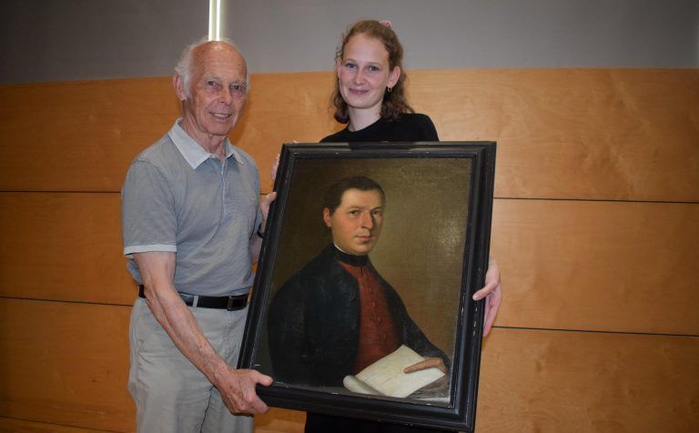 Mit Ahnenforschung hat sich Alina Flatz beschäftigt. Mit ihrem Opa Gebhard Albrecht präsentiert sie ein Bild ihrer Vorfahren.