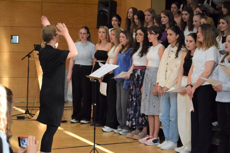 Der Schulchor begeistere das Publikum mit ausgewählten Musikstücken.