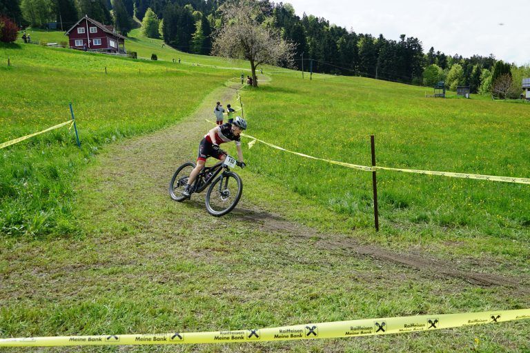 Zahlreiche Radsport-Enthusiasten feierten die Wiederaufnahme des Mountainbike-Rennens.