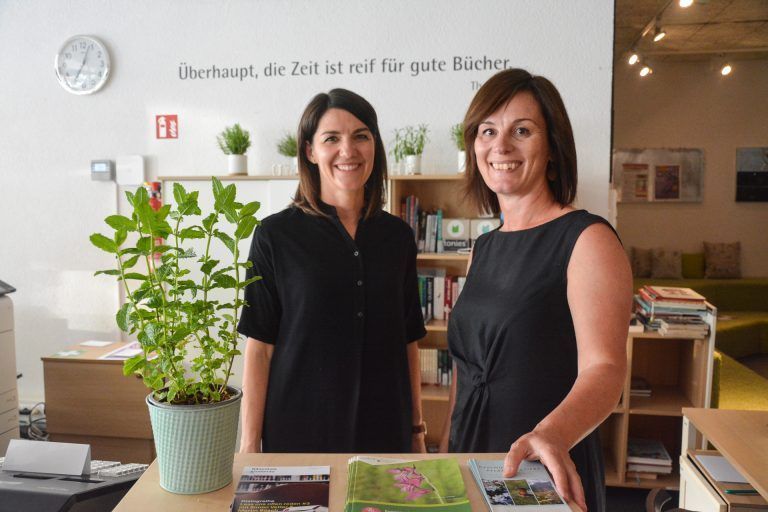 Martina König und Alexandra Jank von der Bibliothek Lustenau luden zur Vortragsreihe "Lass uns offen reden" ein.