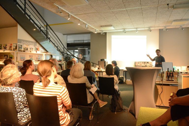 Viele Gäste sind zur dritten Vortragsreihe erschienen und hörten den Ausführungen der zwei Referenten zu.