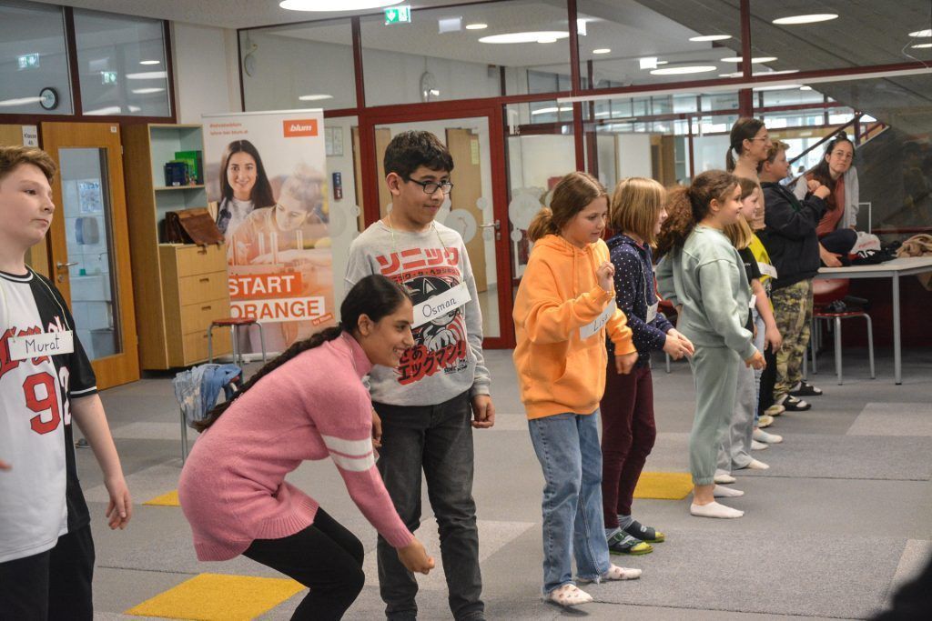 Theater Mutante tritt mit Schülern am Vetterhof auf