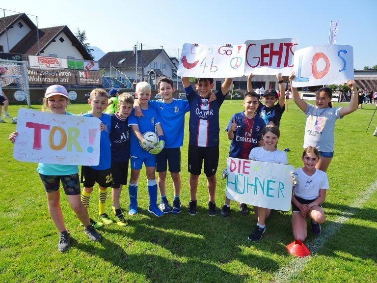 Neben den Kickerinnen und Kickern standen auch lautstarke Fans am Platz, die für Stimmung sorgten.