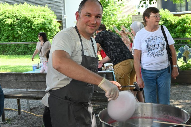 Papa im Zuckerwatte-Einsatz. 