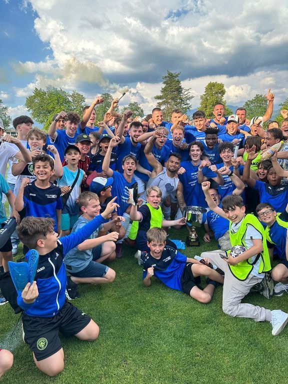 Auch die jungen Nachwuchssportler feierten mit ihren Vorbildern.