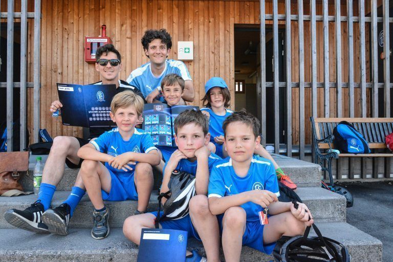 Sind voll im Sammelfieber: Die Kinder und Trainer des FC Lustenau.