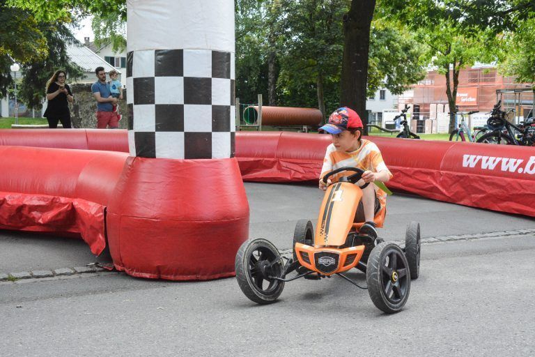 Sogar eine aufblasbare Gokart-Bahn gab es beim Schulfest für die Kinder.