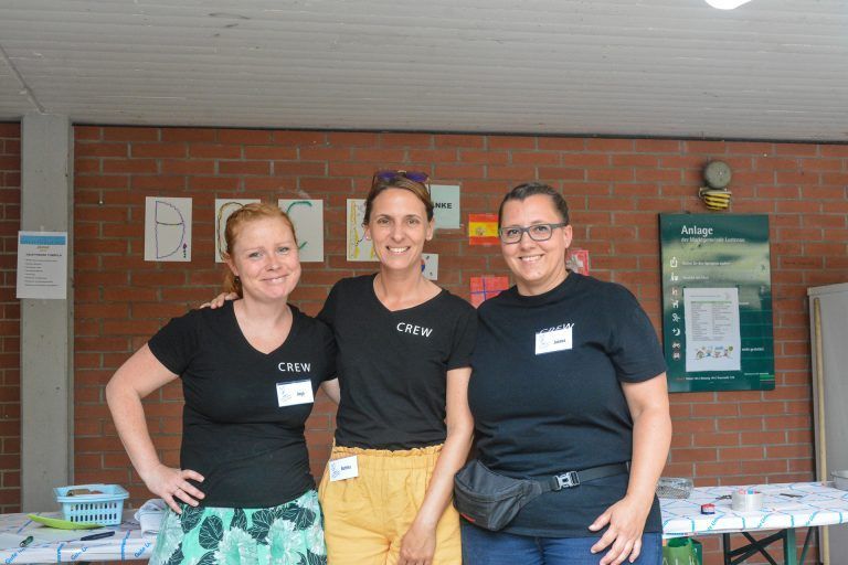 Anja Trommer, Bettina Waibel und Elternvereinsobfrau Jasmin Blum (v.l.n.r.) freuten sich auf das gemeinsame Schulfest.