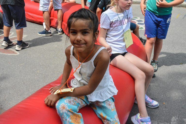 Fröhliche Gesichter beim Schulfest.