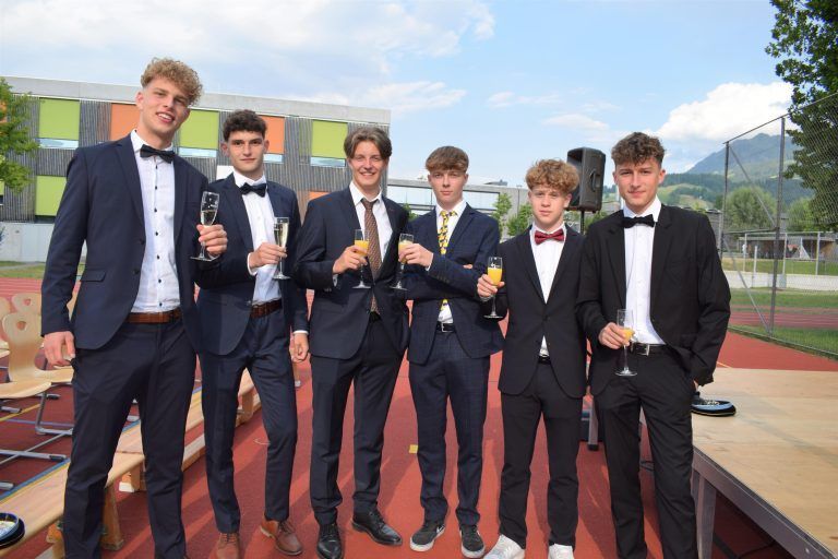 Entspannt stoßen die Maturanten auf die gelungene Reifeprüfung an.