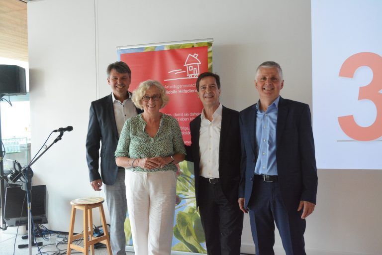 Bürgermeister Kurt Fischer (v.l.), Landesrätin Katharina Wiesflecker, Geschäftsführer des MoHi Sigi Hämmerle und Franz Reich (GF Sozialdienste Lustenau).