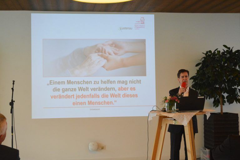 Sigi Hämmerle führte bei seiner Rede beeindruckende Zahlen auf und gab Eindrücke in die tägliche Arbeit der MoHi-Helfer.