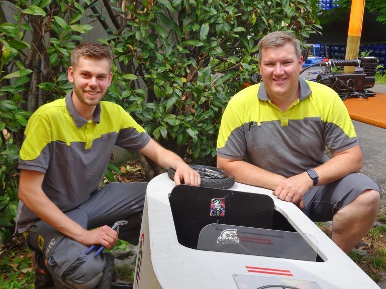 Die gelben Engel überprüften die Seifenkisten auf ihre Sicherheit.