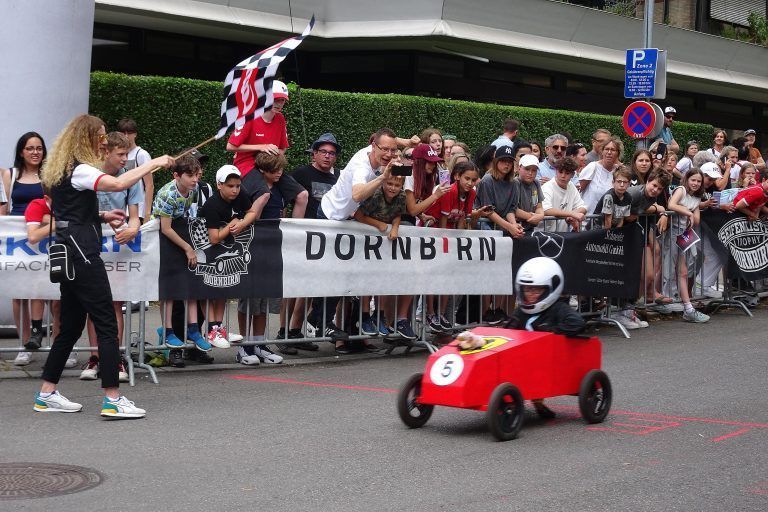 Die karierte Flagge fällt beim Zieleinlauf für diesen roten Flitzer.