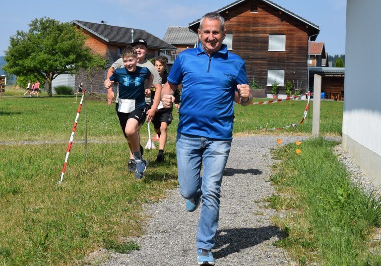 Auch Direktor Melchior Schwärzler testete die Laufstrecke.