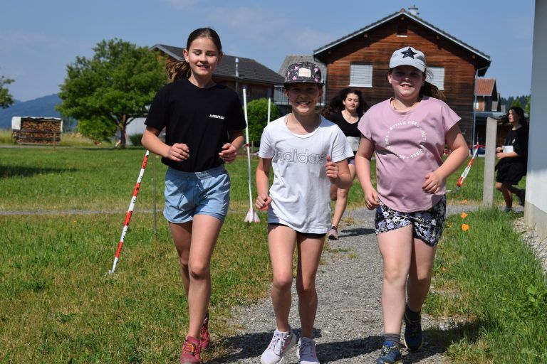 Trotz dem heißen Wetter waren diese drei Schülerinnen dabei.