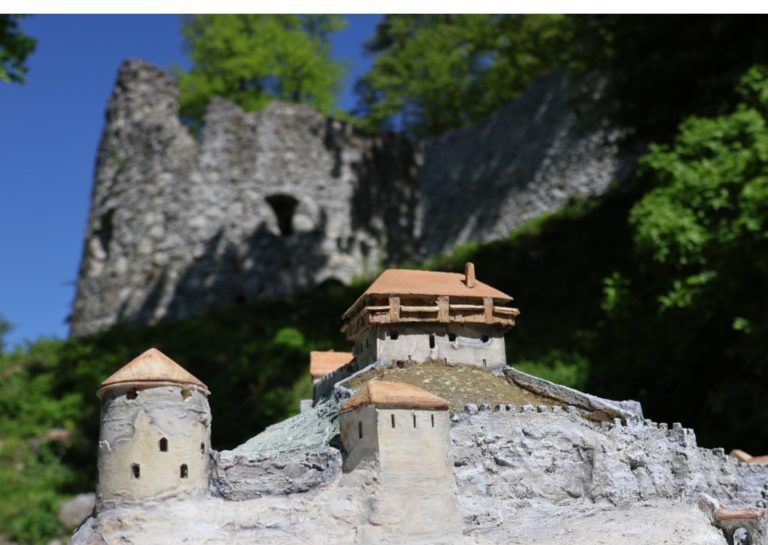 So sah die Burganlage in Koblach im 16. Jahrhundert wohl aus.