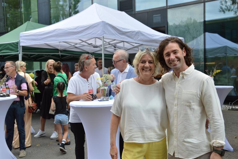 Zahnarzt Dr. Martin von Sontagh mit Schwiegermutter Evi Linder.