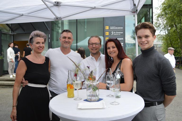 Alle freuen sich mit der Familie von Sontagh.