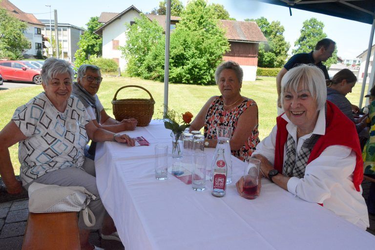 Besucher trafen sich zum netten Beisammensein.