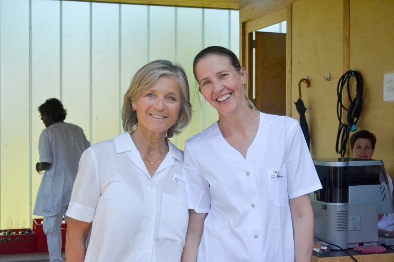 Iris Schweninger und Pflegedienstleiterin Karin Blank (rechts). <span class="copyright">bvs</span>