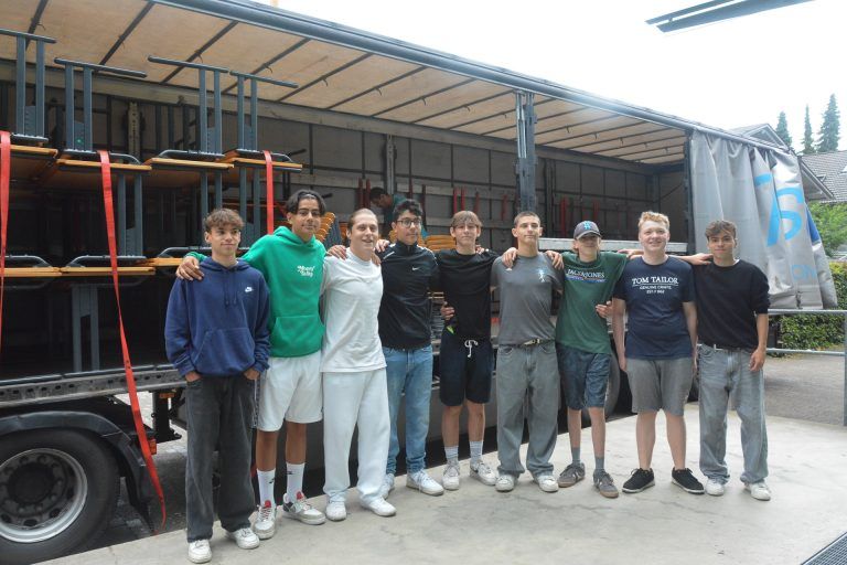 Schnell hatten die Schüler die Schulmöbel in den Lkw verladen. <span class="copyright">bvs</span>
