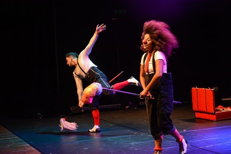 Das Duo Wakouwa Teatro zeigte, dass zu einem Zirkus nicht zwingend ein Zirkuszelt, Tiere und Sägespähne dazugehören müssen. 