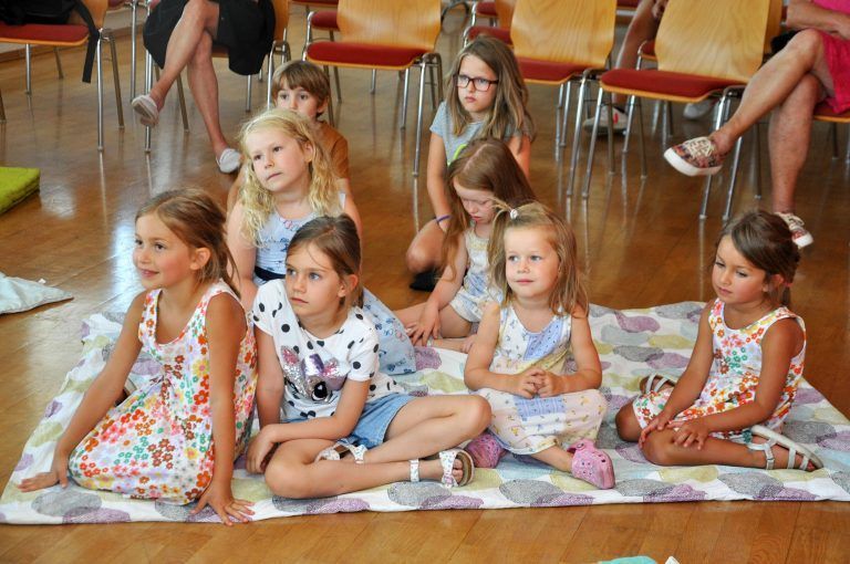 Den jungen Zuhörerinnen gefiel die Geschichte.