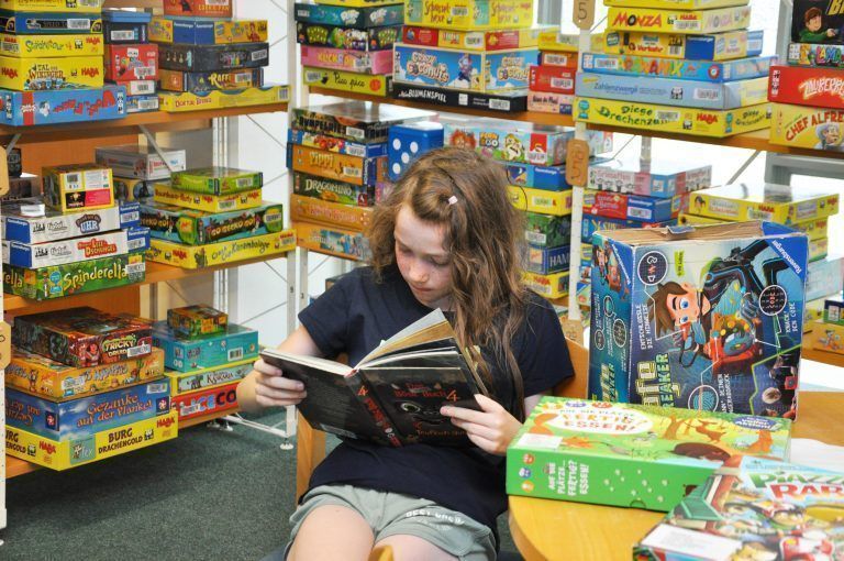 Kinder- und Jugendliteratur, darunter viele Comics für Kinder, Jugendliche und Erwachsene, sowie DVDs, Spiele und Großspiele bilden die Schwerpunkte.