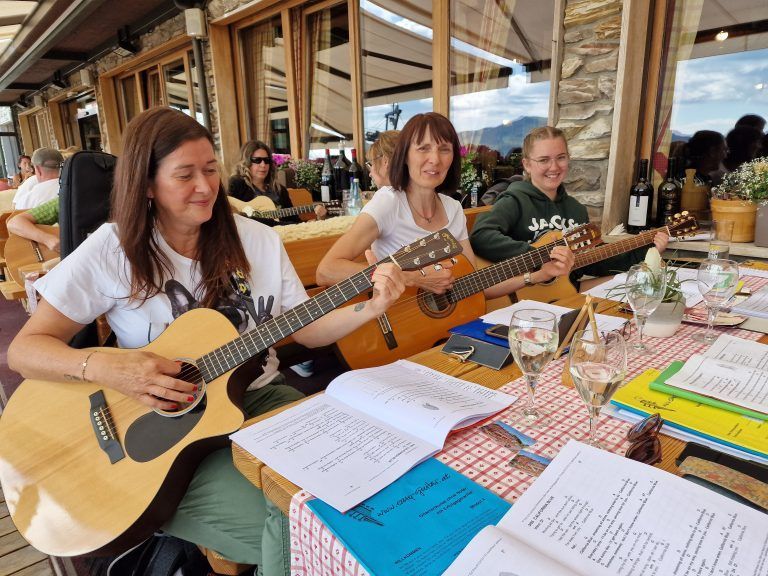 Einige Teilnehmer griffen tief in die Saiten ihrer Gitarren.