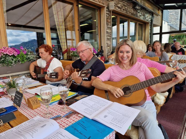 Die Elsenalpstube war gefüllt mit Musik und Fröhlichkeit.