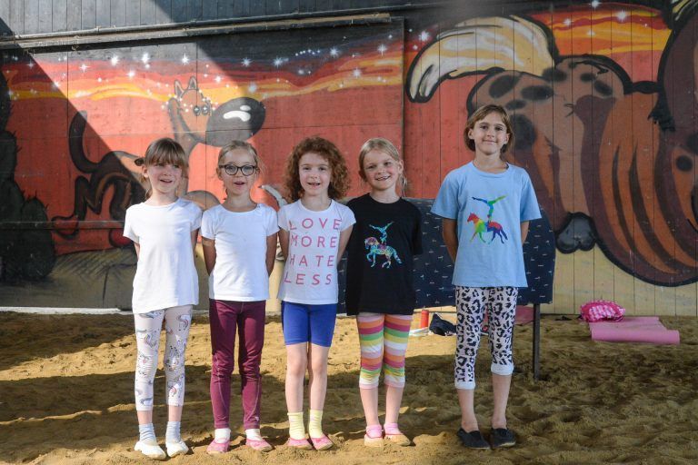 Schon die Kleinsten bereiten sich auf ihren großen Auftritt kommenden Sonntag im Hoferstall in Fußach vor.