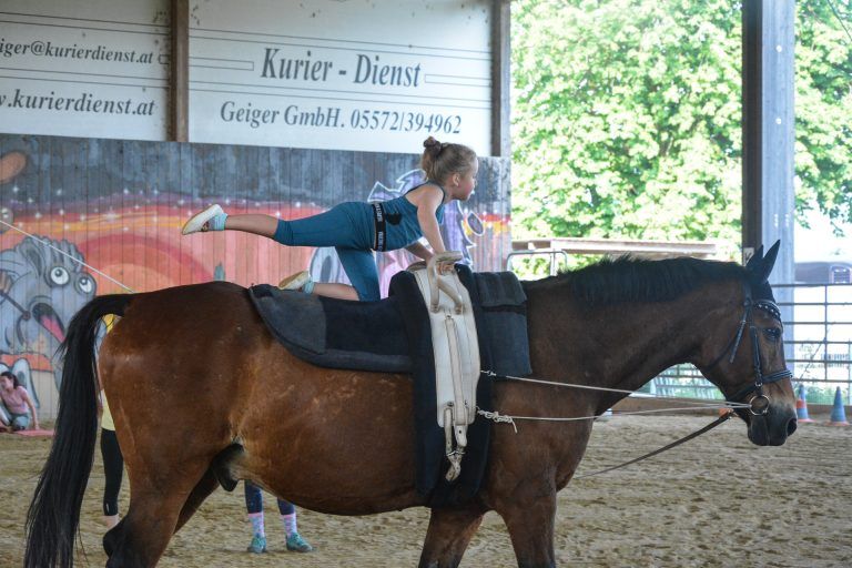 Die Kinder des Voltigiervereins St. Leonhard bereiten sich im Hoferstall auf die Voltigiertrophy kommenden Sonntag vor.