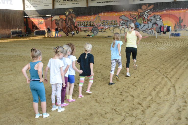 Beweglichkeit und Kraft werden gemeinsam trainiert.