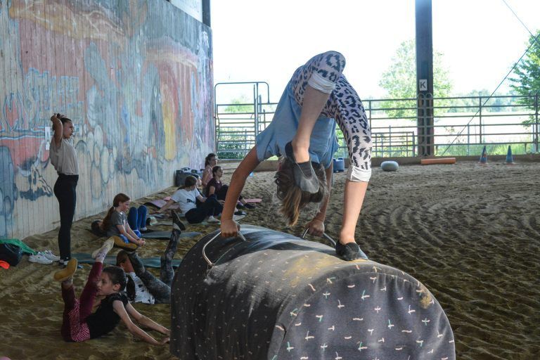 Die Kinder haben sichtlich Spaß an der Sache.