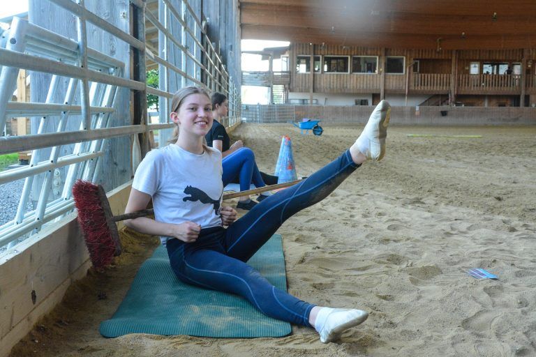 Trockenübungen mit Besenstil.