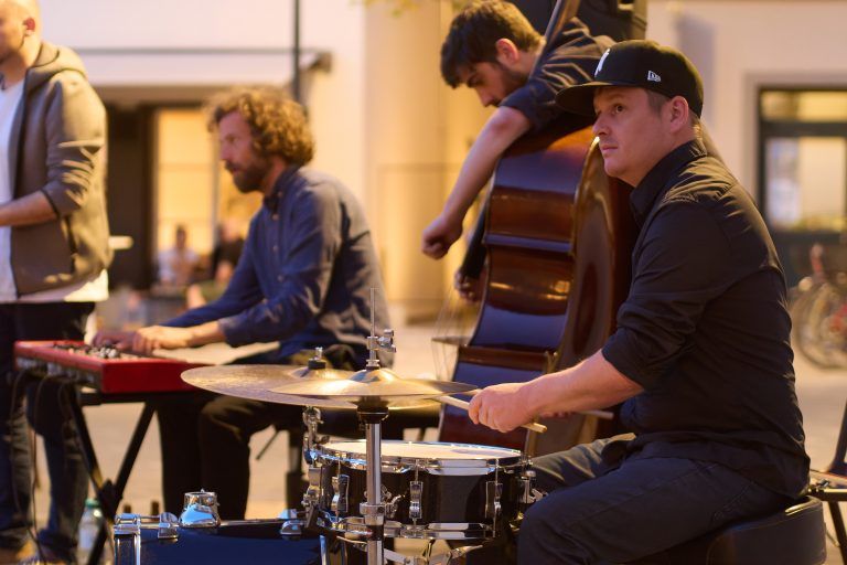 Das Ensemble des Jazzorchsters Vorarlberg mit Benni, Tobias Vedovelli und Christian Eberle. <span class="copyright">Christian Chizzola</span>