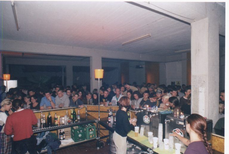 Barbetrieb im Jahr <strong>1997</strong>. <span class="copyright">poolbar</span>