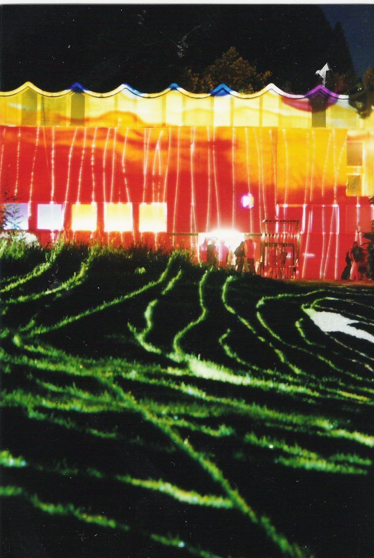 <strong>1998</strong> Fassadenprojektion von Barbara Husar. <span class="copyright">poolbar</span>